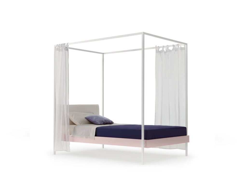 Letto a baldacchino con tende