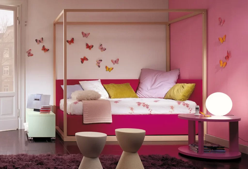 Letto a baldacchino fucsia e legno