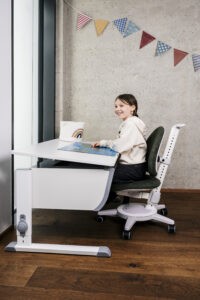 scrivania ergonomica per una postura corretta