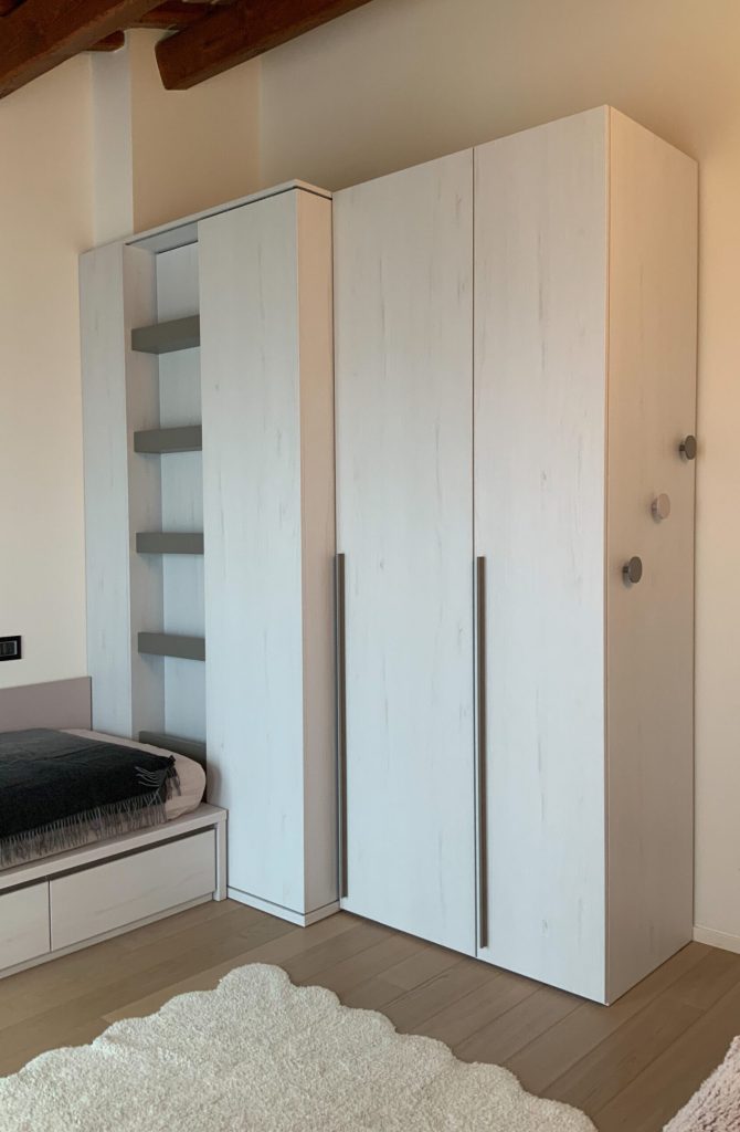 cabina armadio per ragazza beige