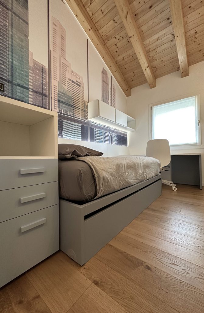 letto grigio per ragazzi con carta da parati